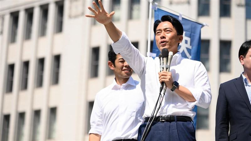 從容面對記者辛辣提問　小泉進次郎獲好評