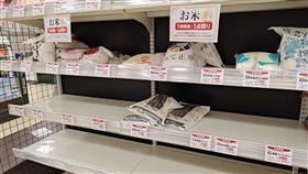 日本出現米荒 官方分析有多個原因造成日本民眾最近憂心市面上買不到米。官方分析原因，除了稻米流通量減少之外，隨著外國觀光客增加，外食產業競相搶購米，促使缺米情況更嚴峻。圖為東京的超市。中央社記者楊明珠東京攝 113年8月24日