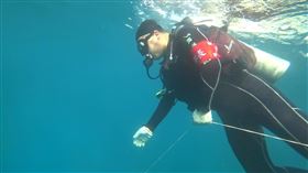 彭啓明前往澎湖實地「下海」清除海底覆網。（圖／翻攝自彭啟明臉書）