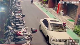 新北葉男目睹妻兒被曖昧男載走，憤而持棍棒敲打並趴窗被拖行。（圖／翻攝畫面）