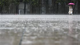 北市午後大雨（1）午後對流雲系發展旺盛，中央氣象署發布大雨特報範圍持續擴大，台北松山文創園區23日下午雨勢滂沱，民眾撐傘冒雨前行。中央社記者鄭清元攝  113年8月23日