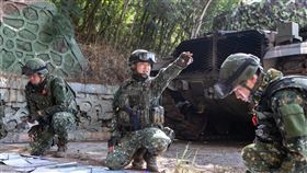 漢光實兵演習  第一作戰區完成作戰準備漢光40號實兵演習22日展開，外島採實兵實彈演練，國軍第一作戰區戰車營在接獲命令後，參演官兵協力完成作戰整備。（軍聞社提供）中央社  113年7月22日