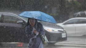 台北市區午後雷陣雨（1）中央氣象署18日下午發布大雨特報，對流雲系發展旺盛，易有短延時強降雨，彰化以北、南投、宜蘭及花蓮地區有局部大雨發生的機率。圖為台北市中正區午後雷陣雨，民眾撐傘過馬路。中央社記者趙世勳攝  113年6月18日