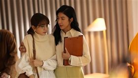 楊謹華（右）為《今夜一起為愛鼓掌》上親密指導課，劇中則「調教」Ella陳嘉樺。（圖／MyVideo提供）