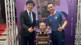 祀典大天后宮感謝愛爾麗集團協助，依廟內供奉神像雕刻「縮小版」虎爺回贈，總裁常如山（右）出席收下。

