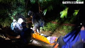 南投女山友攀登合歡北峰時扭傷腳踝，救難人員將她搬運下山。（圖／翻攝畫面）