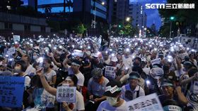 民眾黨【集結！為台灣的司法正義站出來！】公民怒吼第一站，支持者們製造手機燈海來應援。（圖／記者鄭孟晃攝影）