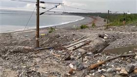 整條軌道幾乎快被土石流給完全淹沒。（圖／翻攝畫面）