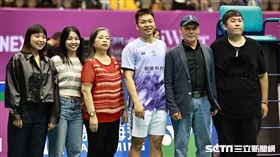 ▲李洋引退儀式，和父母、家人以及女友合影。（圖／記者劉彥池攝影）