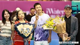 ▲李洋引退儀式，獻花給父母和家人合影。（圖／記者劉彥池攝影）