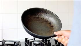 醫師建議若不沾鍋有明顯的刮痕，就不要再使用。（示意圖，Shutterstock／達志）