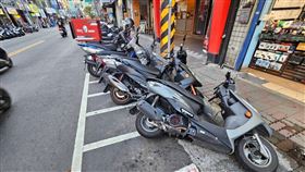 整排機車像保齡球般的全倒。（圖／警方提供）