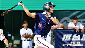 ▲亞洲U18青棒錦標賽冠軍戰，台灣隊右外野手曾聖安敲出安打。（圖／記者劉彥池攝影）