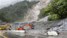 大雨土石溢流影響  蘇花公路崇德段只出不進花蓮山區8日下午下大雨，蘇花公路台9線164.5k崇德路段土石如洪流般洩流過公路，並淹沒台鐵崇德至和仁間東正線，工務機具已前往搶修，公路只出不進，台鐵雙線不通。（花蓮縣消防局提供）中央社記者李先鳳傳真  113年9月8日
