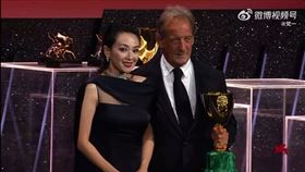 章子怡在影展威尼斯影展疑遭影帝文森林頓「鹹豬手」，變臉表情引熱議。 (圖/翻攝微博)
