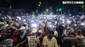 民眾黨挺柯文哲首場集會，活動尾聲，所有人上台，官方也宣稱近兩萬人到場，現場點起手機燈海。（圖／記者鄭孟晃攝影）