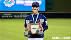 ▲亞洲U18青棒錦標賽頒獎典禮，台灣隊投手陳睦衡拿下最佳先發投手、防禦率王和勝率王。（圖／記者劉彥池攝影）