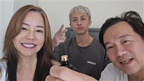 狄鶯（左起）護兒孫安佐，右為老公孫鵬。（圖／翻攝自狄鶯臉書）