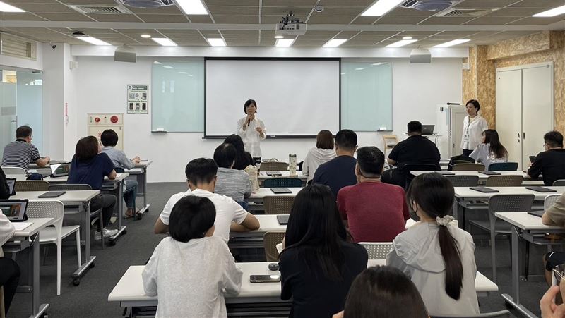 北漂念大學零用錢月拿8000元夠嗎？網回話