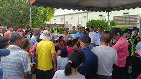 彰化縣大村鄉加錫村、大崙村等近百名村民8日集結在加錫村某養雞場前，抗議養雞場每到晚間6、7點就開始散發臭味，讓周邊村民「吃飯配雞屎味」。