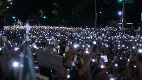 民眾黨挺柯文哲首場集會，活動尾聲，所有人上台，官方也宣稱近兩萬人到場，現場點起手機燈海。（圖／記者鄭孟晃攝影）