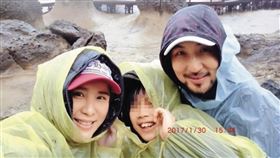 小禎（左）與李進良（右）離異後仍會帶女兒Emma（中）出遊。（翻攝自小禎臉書）