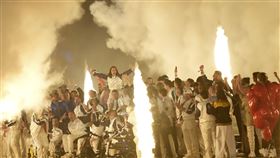 2024帕運圓滿落幕，各國選手們在閉幕式上開心慶祝。（圖／美聯社／達志影像）