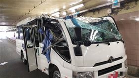 基隆路地下道小巴車頂撞爛。（圖／翻攝畫面）