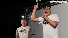 民眾黨挺柯文哲首場集會，民眾黨立委黃國昌（右）、館長（左）上台。（圖／記者鄭孟晃攝影）