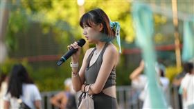 陳智菡貼照發文怒嗆嘲笑這名女支持者的人，人家敢站上肥皂箱拿起麥克風講話，比那些只會在鍵盤上逞英雄的酸民強多了。（圖／翻攝自陳智菡臉書）