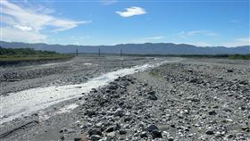 花蓮溪水暴漲釀成1死1失蹤意外，林姓男子（31歲）與友人共8車21人昨天從萬榮鄉二子山產業道路入山遊玩，因山區下起大雨，一行人緊急撤離，沿路折返時溪水已暴漲，林男開車載著2歲的兒子渡溪，車輛不慎翻覆，警消獲報後，昨晚10時許在車輛翻覆下游約3.5公里處發現林男遺體，2歲男童仍失蹤中。
