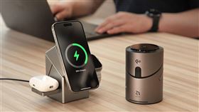 Qi2 Mag Qube(立方體)／Tube(圓柱體)智慧型三合一旅行磁吸無線充電座，Cyberpunk未來感設計。（圖／品牌業者提供）