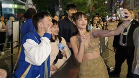 王淨不畏15度低溫盛裝出席《鬼才之道》TIFF首映，場外與影迷熱情互動。（圖／牽猴子提供）