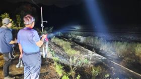 花蓮林姓男子（31歲）昨天與友人共8車21人至二子山遊玩，因山區下起大雨，一行人緊急撤離，林男開車載著2歲的兒子渡溪時車輛翻覆，2人遭溪水沖走，父子遺體已分別被尋獲。警方指出，事發地點位於萬榮鄉一般山域管制範圍內，昨天並未接獲民眾入山申請，後續將依違反《社維法》、《花蓮縣登山自治條例》移請裁罰。