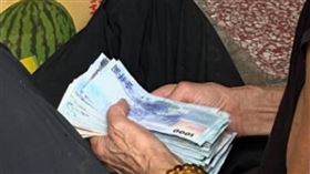 網友透露，偶然發現水果攤老闆拿著一疊千元鈔票在數錢。（圖／翻攝自Threads／cruise3689）