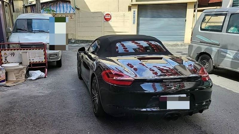 囂張違停路中間！保時捷跑車掛假牌露餡