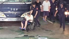 ▲沈慶京坐著輪椅，由法警推著進入北檢。（圖／翻攝畫面）