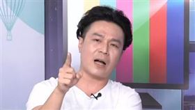 黃成峻指出，自己是屬於理性派的人，但已經「他X的」忍不下去、情緒很高漲。（圖／翻攝自民眾之聲YouTube頻道）