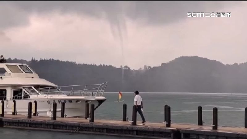 日月潭驚見「水龍捲」　水柱湖面延伸天空