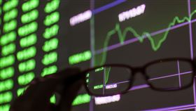 台股盤中又重挫逾300點  跌破17000點（2）台股8日早盤開盤重挫，之後17000點一度失而復得，但接近11時又急殺超過300點，最低來到16845點，盤面一片綠油油。中央社記者鄭清元攝  111年3月8日