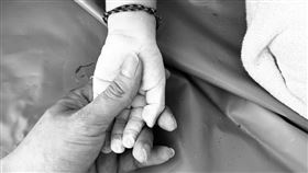 花蓮林姓男子（31歲）昨天與友人至二子山遊玩，林男開車載著2歲的兒子渡溪時，車輛不慎翻覆，父子遭暴漲溪水沖走，警消人員在事發地點下游分別找到2人遺體。男童母親今天認屍時崩潰跪地大哭，事後在臉書發文「弟弟，媽媽帶你回家了」，還上傳牽著兒子小手的照片，令人鼻酸。