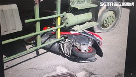 台中,梧棲,軍用卡車,軍卡,右轉,車禍,機車（圖／翻攝畫面）