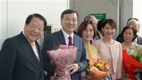 駐日代表李逸洋抵日履新 受到僑領率僑胞熱烈歡迎駐日代表李逸洋9日抵達日本履新，在東京羽田機場受到僑領「日本中華聯合總會」名譽總會長詹德薰率僑胞到場 熱烈歡迎。中央社記者楊明珠東京攝 113年9月9日