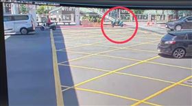 ▲北市褚姓男子陳屍馬路中央分隔島的草叢。（圖／翻攝畫面）