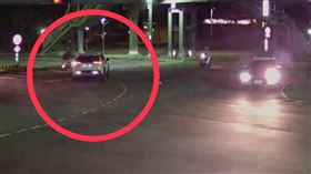 網紅夫妻「安森」騎乘電輔車遇劫。（圖／警方提供）