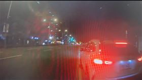 周儀翔酒後開著愛車一路搖晃行經忠孝東路，遭員警盯上。（圖／警方提供）