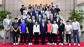 行政院長卓榮泰今(9)日出席體育暨運動發展部諮詢小組第1次會議，與出席委員合影。（圖／行政院提供)
