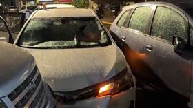 王男直到撞上巷弄裡的其他車輛才停下。（圖／翻攝畫面）