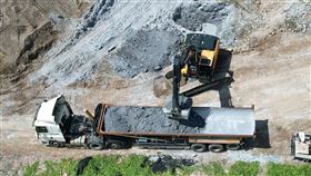 台塑石化石灰棄置台南  清除作業啟動台塑石化麥寮廠逾5萬公噸副產石灰運至台南棄置，台南市政府於民國102年依違反廢棄物清理法開罰，經多年纏訟，最高行政法院112年判決市府勝訴，已於近期開始清理麻豆區副產石灰。（台南市環保局提供）中央社記者楊思瑞台南傳真  113年9月9日