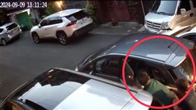 遭撞車主表示車內還有小孩，讓他當場嚇壞。（圖／翻攝畫面）